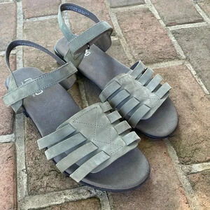 Munro green women’s sandal - adjustable strap - shock absorbing heel - 9.5 W